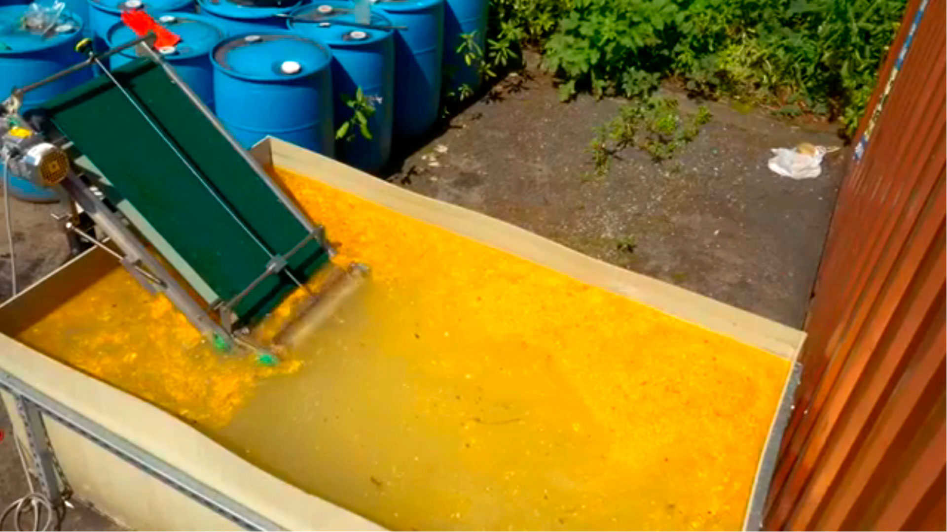 persona realizando pruebas en planta complementaria de tratamiento de aguas residuales - ver detalles de la planta