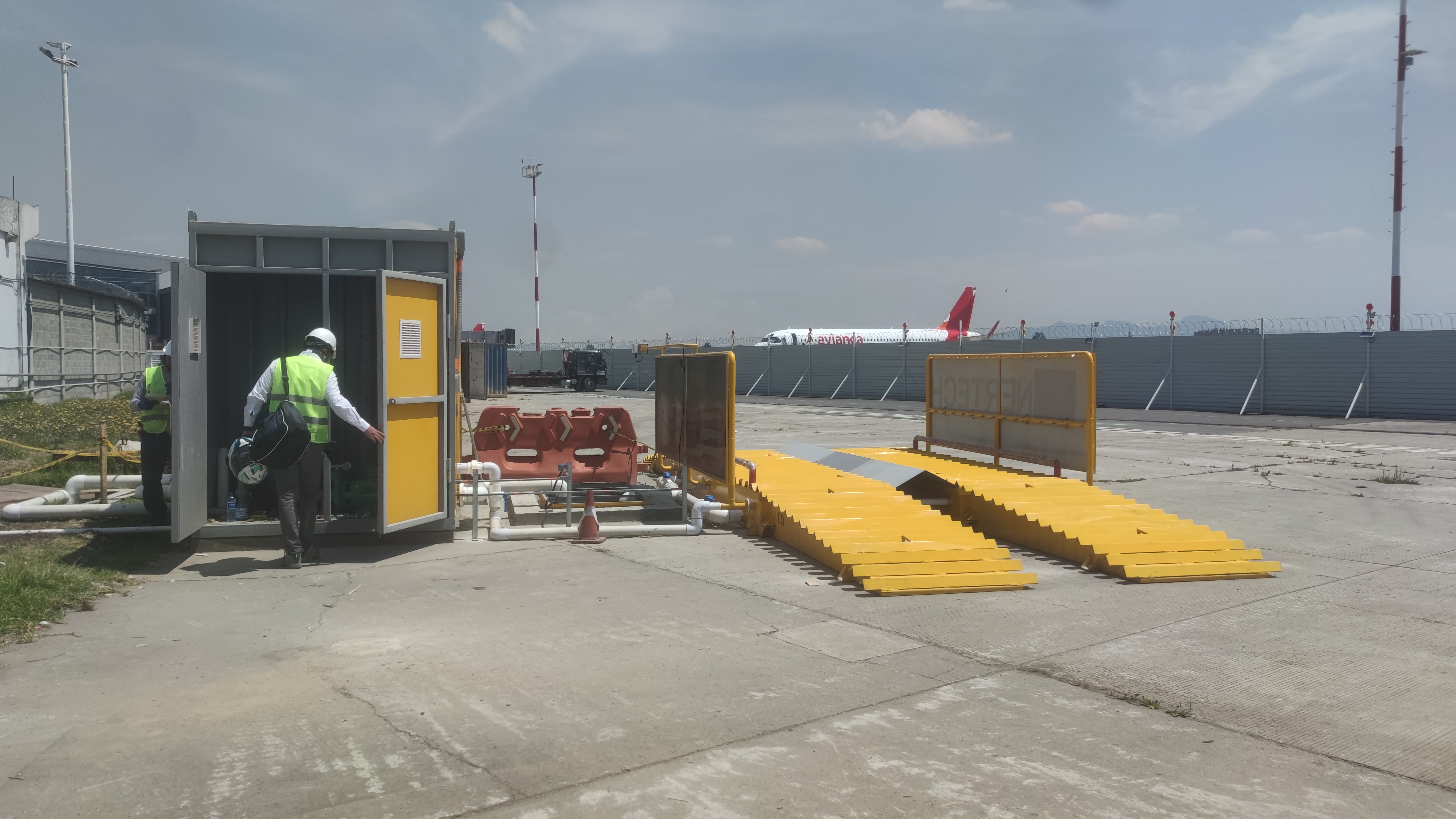 Sistema de lavado de llantas, vehículos y tanques decantadores COD 339 - 340: AEROPUERTO EL DORADO